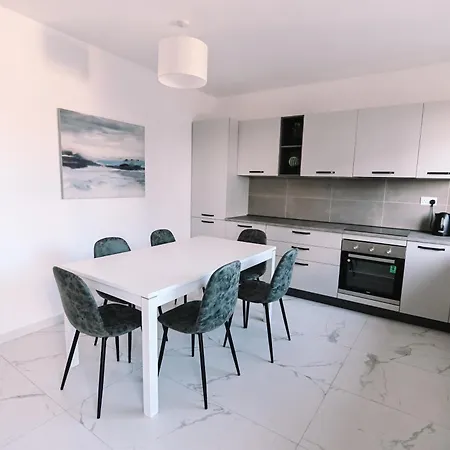 Bright 2 Bedroom Flat In Sliema! Слима