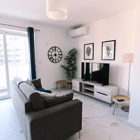 Bright 2 Bedroom Flat In Sliema! *