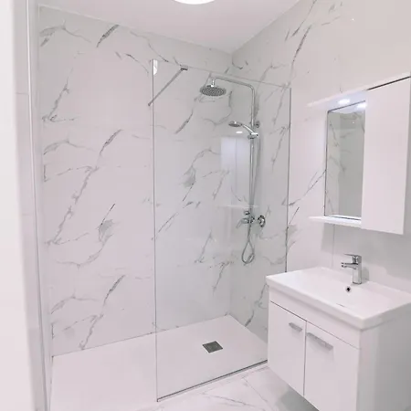 Bright 2 Bedroom Flat In Sliema! * Слима