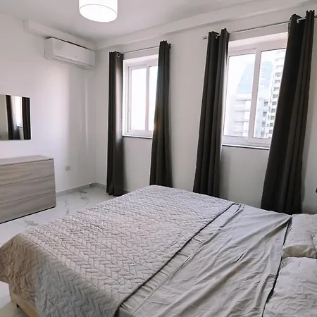 Bright 2 Bedroom Flat In Sliema! Lägenhet Sliema