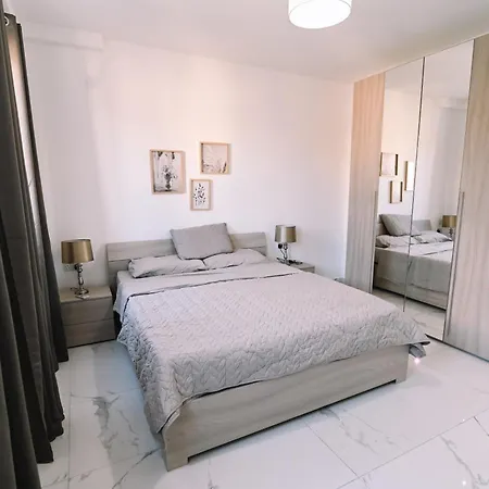 Bright 2 Bedroom Flat In Sliema! アパート