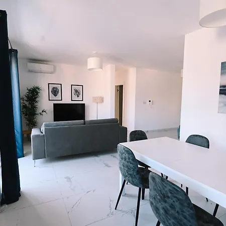 Bright 2 Bedroom Flat In Sliema! アパート *