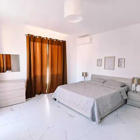 Bright 2 Bedroom Flat In Sliema! アパート スリーマ