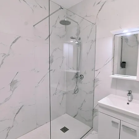 Bright 2 Bedroom Flat In Sliema! アパート スリーマ