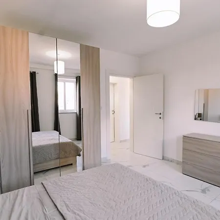 Bright 2 Bedroom Flat In Sliema! Lägenhet *