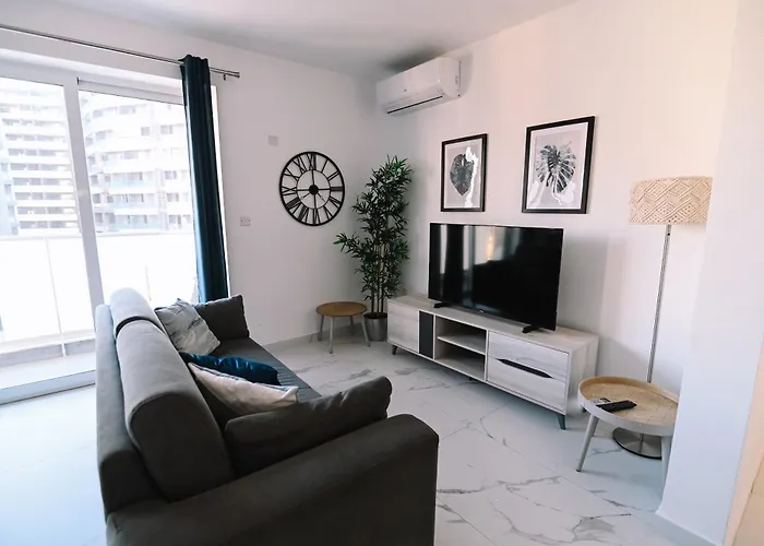 Bright 2 Bedroom Flat In Sliema! *