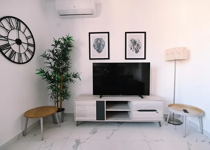 Bright 2 Bedroom Flat In Sliema! Daire