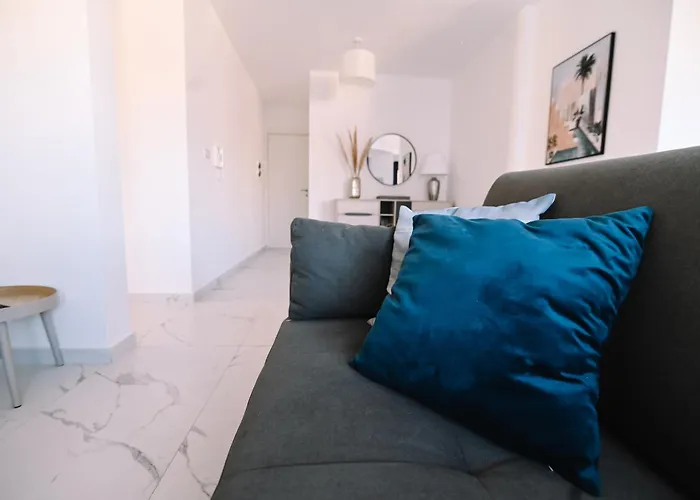 Bright 2 Bedroom Flat In Sliema!