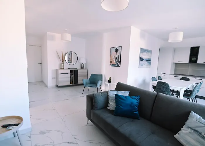 Bright 2 Bedroom Flat In Sliema! * Sliema