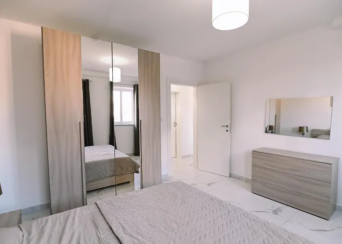 Bright 2 Bedroom Flat In Sliema! Daire *