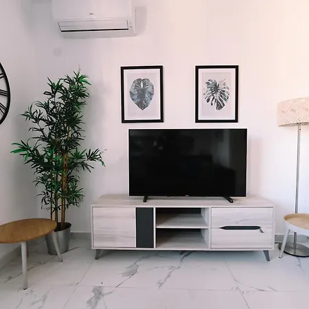 Bright 2 Bedroom Flat In Sliema! 아파트