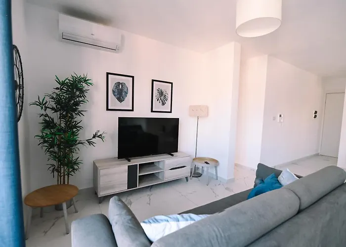 Bright 2 Bedroom Flat In Sliema! سليمة