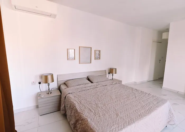Bright 2 Bedroom Flat In Sliema! شقة