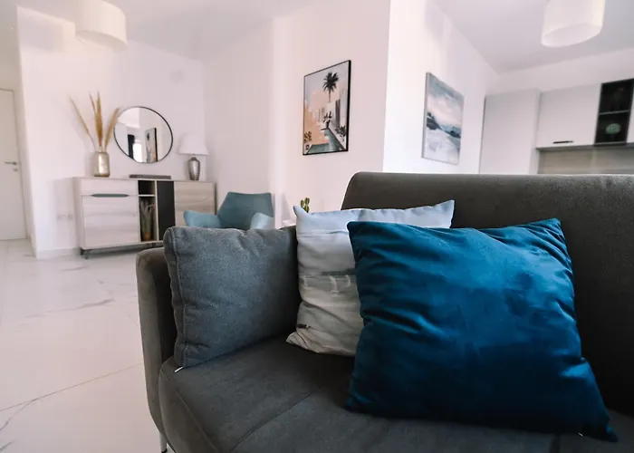 Bright 2 Bedroom Flat In Sliema! شقة *